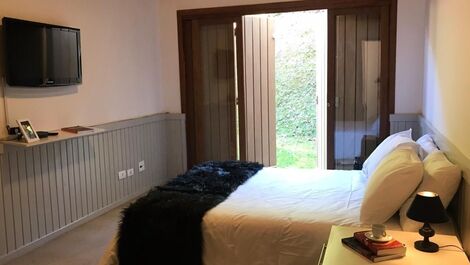 Quarto Triplo com Vista Jardim