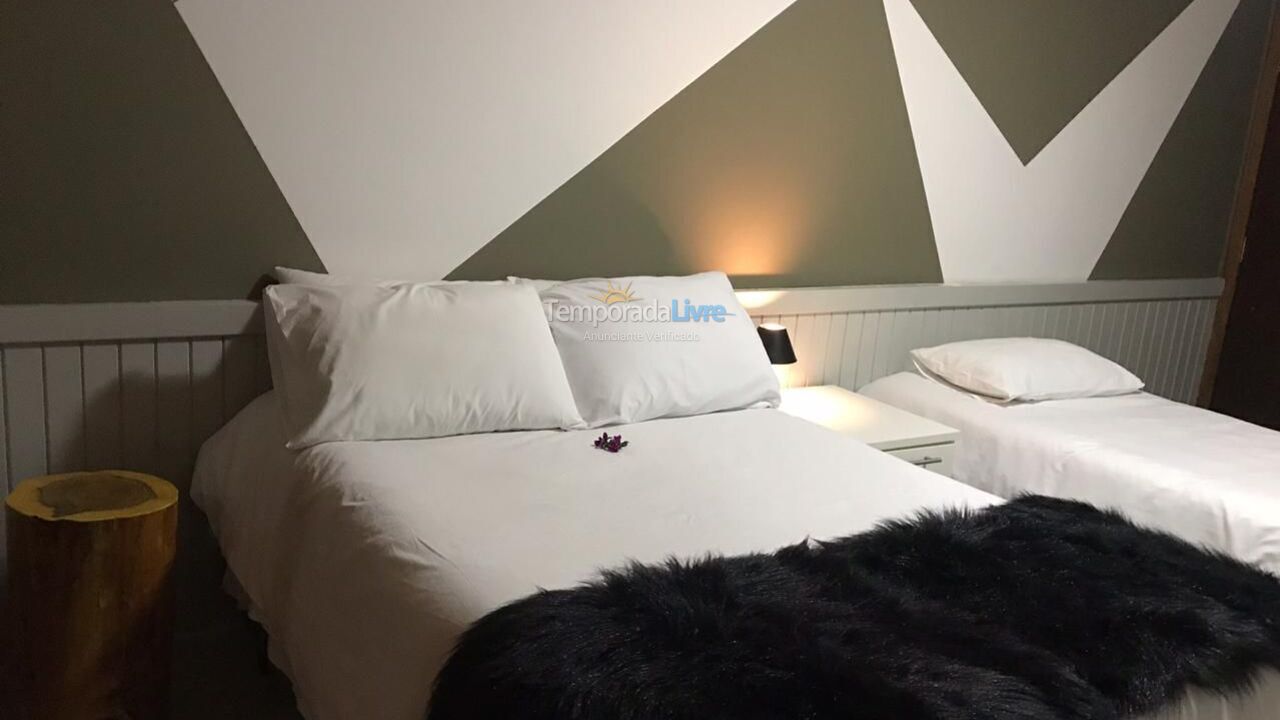 Casa para aluguel de temporada em Campos do Jordão (Colinas Capivari)