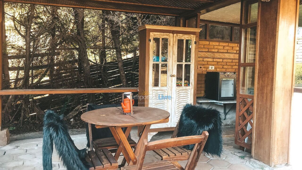 Casa para aluguel de temporada em Campos do Jordão (Colinas Capivari)