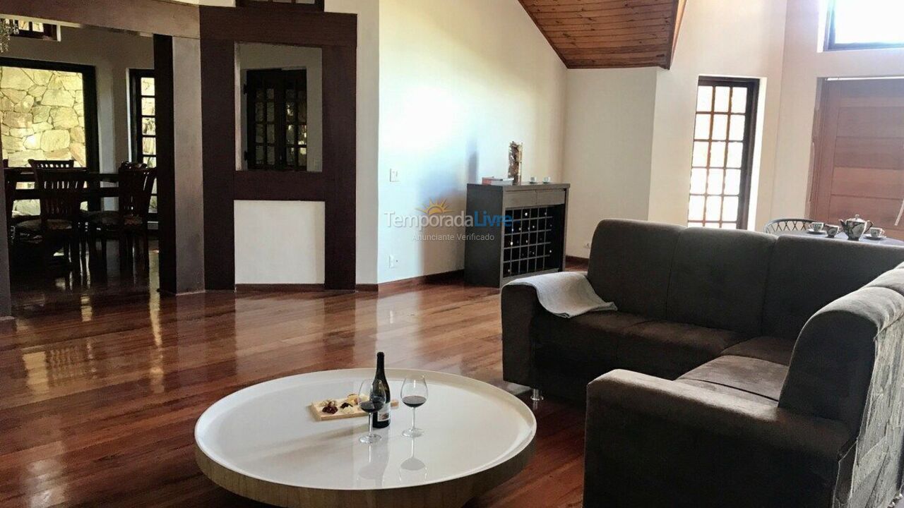 Casa para aluguel de temporada em Campos do Jordão (Colinas Capivari)