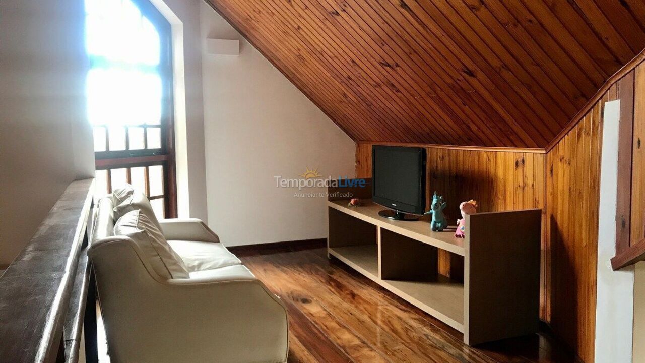 Casa para aluguel de temporada em Campos do Jordão (Colinas Capivari)