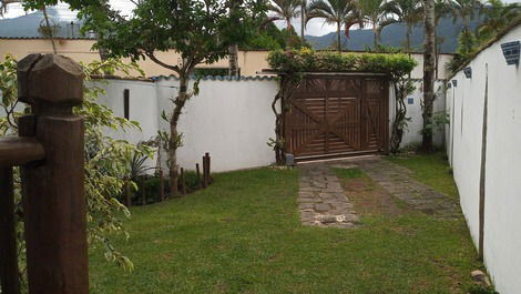 LINDA CASA COM AR CONDICIONADO, PISCINA E CHURRASQUEIRA ILHABELA