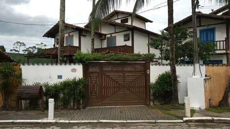 LINDA CASA COM AR CONDICIONADO, PISCINA E CHURRASQUEIRA ILHABELA