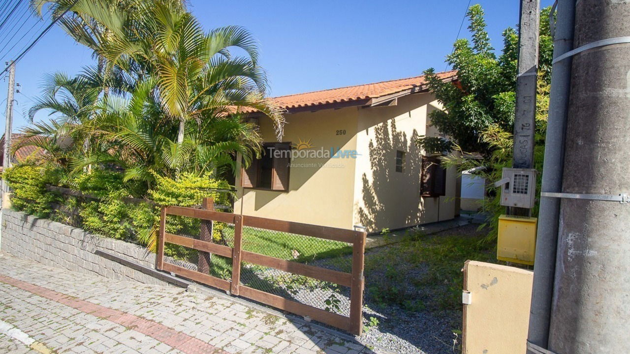 Casa para aluguel de temporada em Bombinhas (Praia de Bombas)