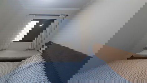 1 dorm com cama de casal, 1 cama de solteiro ,  colchoes avulsos e travesseiros novinhos  . 