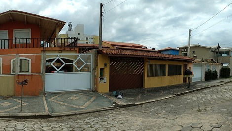 Visão panorâmica da frente da casa