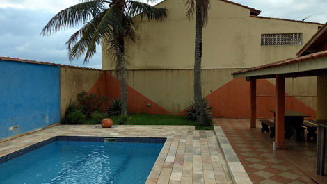 Piscina com vista dos coqueiros e varanda