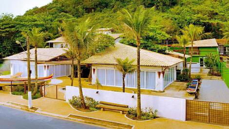 Casa de canoa (playa tombo) en la arena, cosa de película