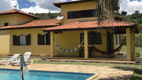 Linda Chácara em Guararema - Condomínio Fechado