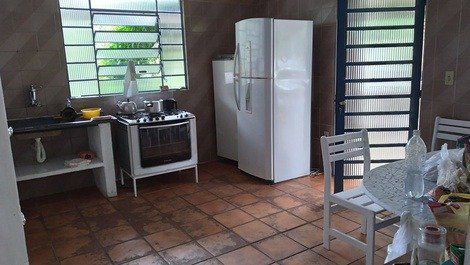 Cozinha com geladeira e freezer vertical.