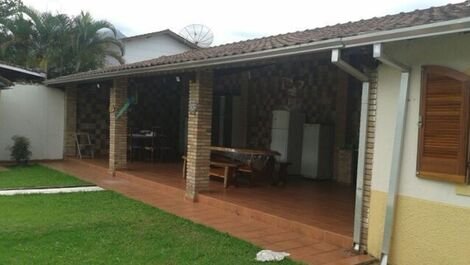 Amplia casa de 4 dormitorios Maranduba Beach con piscina 0464