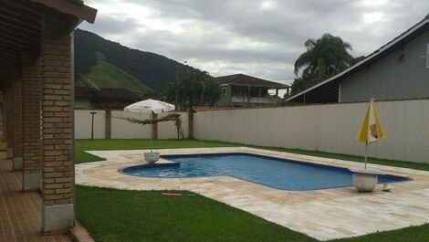 Amplia casa de 4 dormitorios Maranduba Beach con piscina 0464