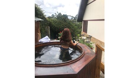 Casa das Montanhas com jacuzzi no jardim. Capivari Lodge Home