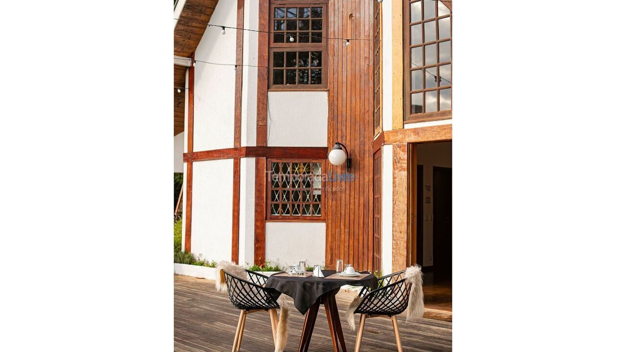 Casa para aluguel de temporada em Campos do Jordão (Colinas Capivari)