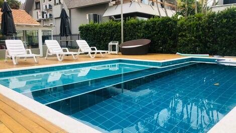 Casa com piscina Frente Mar praia de Cachoeira/Fpolis cod CAS 200