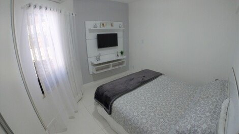 Quarto 1 / bedroom 1 com smart lg tv 36 polegadas, cama de casal confortável e ar condicionado.
