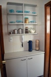Cozinha - armário com utensílios