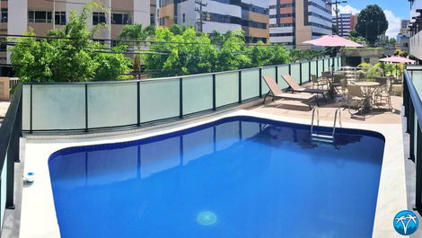 Piscina com espreguiçadeira.