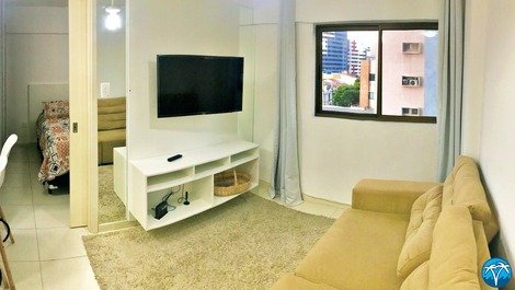 Sala com sofá retrátil e smart tv. 