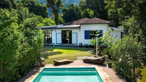 Rio486 - Beautiful classic house with 7 bedrooms and swimming pool in Jardim Botâ...