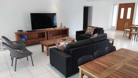 Beautiful and beautiful house for annual, monthly rental in Praia da Baleia