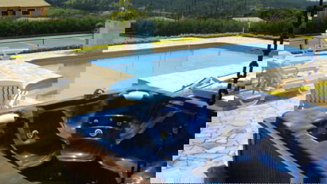 Vista parcial hidro-spa, piscina e quadra de tennis