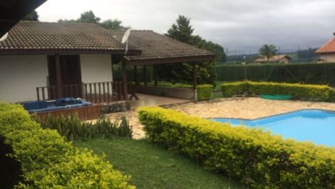 Vista parcial da piscina e hidrospa