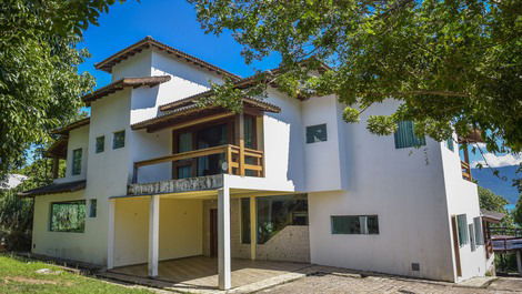 Maravilhosa casa com 5 suítes, churrasqueira e piscina