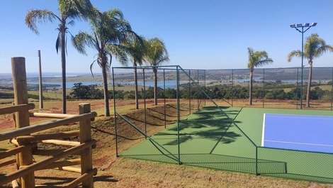 Parquinho e quadra de tênis liberada para visitantes