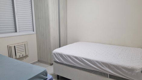 Quarto com cama casal e cama auxiliar