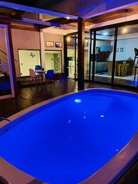 HOUSE WITH POOL, JACUZZI AND CINEMA SCREEN