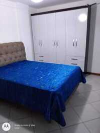 Quarto 02 com cama de casal e beliche