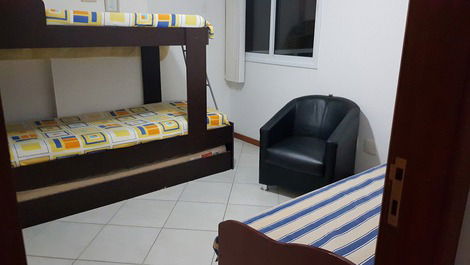 Quarto 03 com sofá-cama e treliche