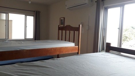 Dormitório 3 cama de casal, 2 beliches, 2 colchões de solteiro e mais um colchão de casal com split 
