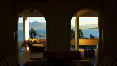 Casa estilo mansión con piscina y vistas panorámicas al mar!