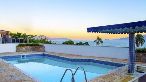 Casa estilo mansão com piscina e vista panorâmica para o mar!