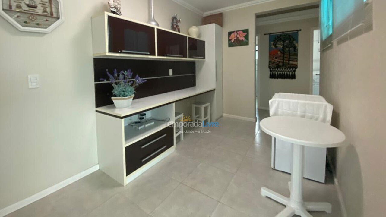 Apartamento para alquiler de vacaciones em Governador Celso Ramos (Praia de Palmas)