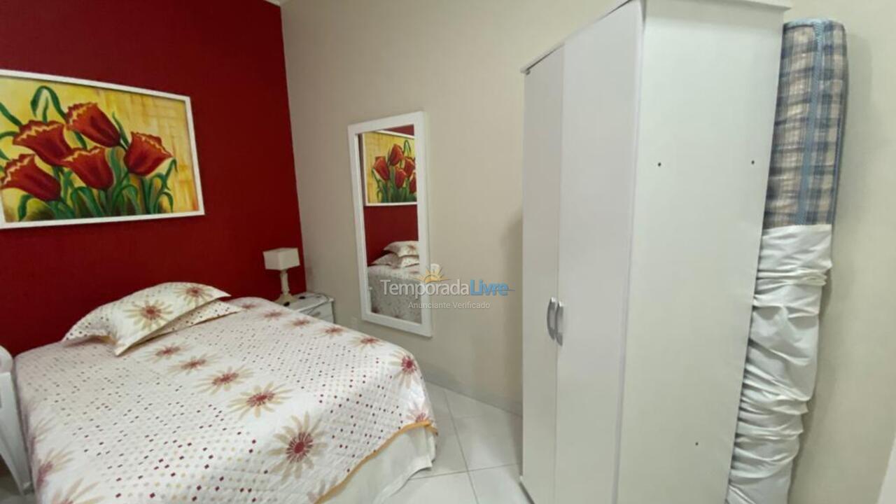 Apartamento para aluguel de temporada em Governador Celso Ramos (Praia de Palmas)