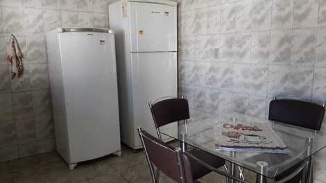 Cozinha mobiliada com geladeiras duplex.