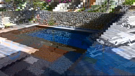 Piscina ensolarada