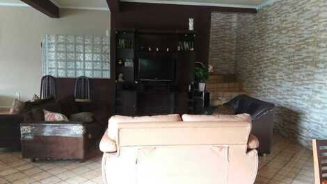 Country house, 5 bedrooms, 3 suites, barbecue, swimming pool and Wifi