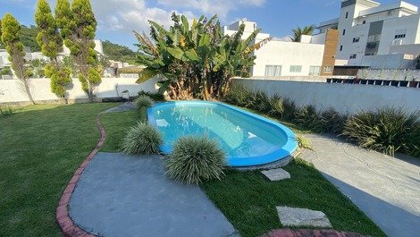 Ótima casa com piscina e jardim amplo