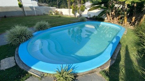Estupenda casa con piscina y amplio jardín
