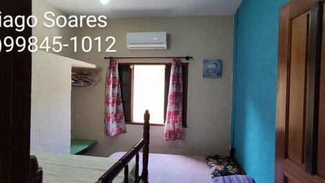 Primeiro quarto com cama de casal,uma beliche ,ar condicionado,ventilador de teto.