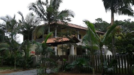 Na frente da residência muito espaço para seus veículos ficarem durante o dia.