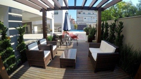 Apartamento novo finamente mobiliado com piscina no centro de Bombas!