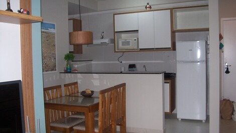 Cozinha totalmente equipada com eletrodomésticos e utensílios. 
