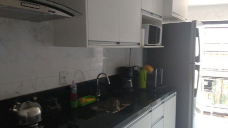 Cozinha com cook top 4 bocas, microondas, geladeira duplex, coifa e máquina de lavar roupas 