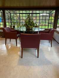 Mesa 2- cadeiras em couro almofadadas