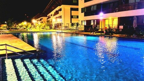 Foto noturna de uma das piscinas 